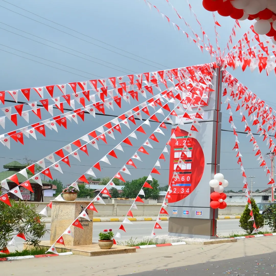 İpe Dizili Üçgen Bayrak